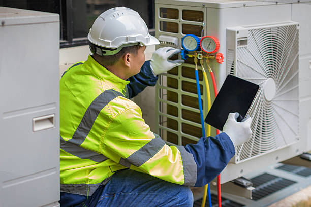 Professional Hvac technician working in Clarksville, FL